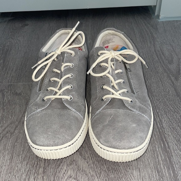 born tennis shoes with zipper